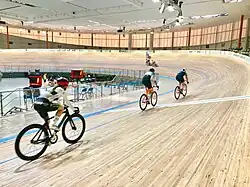 … et ses lignes droites, permettant aux cyclistes d'atteindre une vitesse autour de 75 km/h.