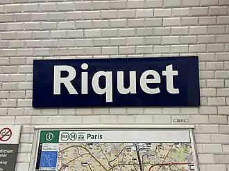 Plaque émaillée indiquant le nom de la station.