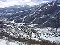 Les domaines skiables de Pelvoux (à droite) et de Puy-Saint-Vincent (à gauche) vus depuis les chalets de Chambran.