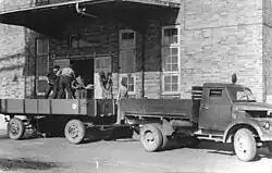 Un premier GAZ-51 à Rostock (1953). La forme différente des fenêtres latérales est visible.