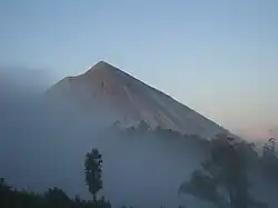 Le "Gunung Inierie", présente également les caractéristiques d'un volcan gris[N 16]. Les analyses géologiques et sismologiques ont révélé que l'activité éruptive du volcan est demeurée nulle sur une longue période. Il s'agit d'un volcan dit éteint. Il culmine à 2&nbsp;245&nbsp;mètres.