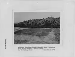 Photographie "Cimetière indien de Rancheria en contrebas de Pincushion Peak, Table Mountain, Fresno County", tirée du rapport "History of ... - NARA - 296225