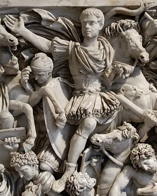 Face principale. Centre haut, avec Hostilien ou Herennius Etruscus (?).
