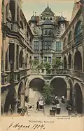 Cour intérieure, vue colorée (1904)