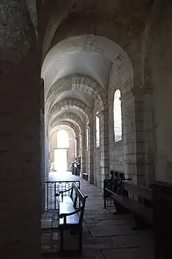 Le bas-côté nord, en direction de l'entrée.