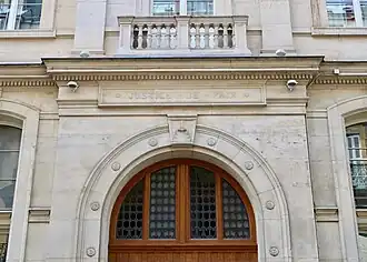 Inscription « Juge de paix » sur la façade rue de la Pompe.