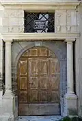Porte avec décor de style dorique.
