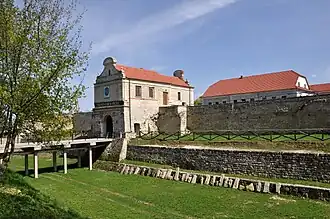 L'entrée avec pont sur les douves.