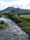 Coubon, la Loire avec vue sur le château de Bouzols.