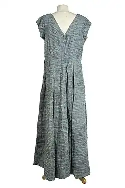 Robe grise plissée conçue par Sybil Connolly.