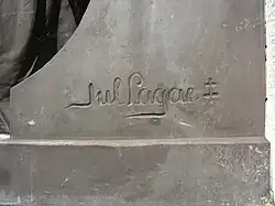 Signature "Jul. Lagae" suivi d'un double obèle tracée dans le bronze.