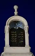 Les Dix Commandements en hébreu sur le toit