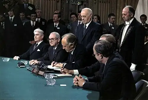 Signature des accords de Paris à l’hôtel Majestic, en 1973.