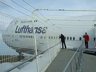 Boeing 747-230, vue extérieure prise depuis l'aile gauche de l'appareil.