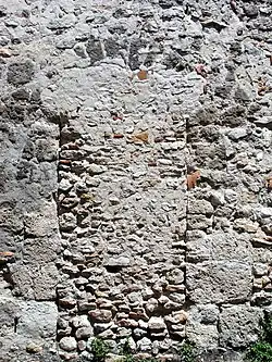 Porte murée dans le mur sud de la nef.