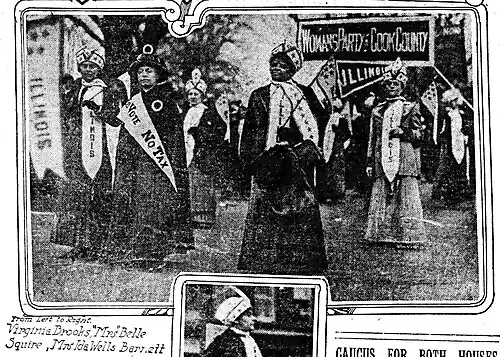 Photographie noir et blanc publiée dans un journal d'Ida B. Wells et Belle Squire en tête de manifestatio