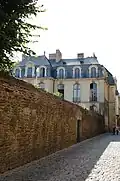 Vue de la rue Saint-Sauveur. La porte d'accès privative se démarque sur le mur.