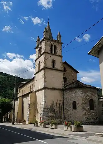 Façade orientale de l'église avec le clocher et le chevet.