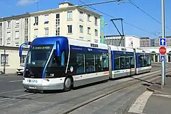 TVR de Caen, équipé d'un pantographe sur la caisse centrale (caisse C).