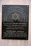 Et dans le vieux cimetière juif.