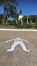 Place 25 de Mayo, avec la statue du colonel Manuel Obligado, et l'une des silhouettes au sol réalisées le 24 mars pour représenter les victimes de la dernière dictature militaire.
