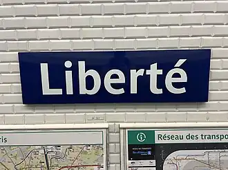 Panneau indiquant le nom de la station.