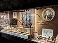 Vitrine consacrée à la culture et à la consommation du café au XVIIIe&nbsp;siècle.