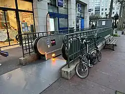 L'accès no&nbsp;1 « Rue de Paris ».