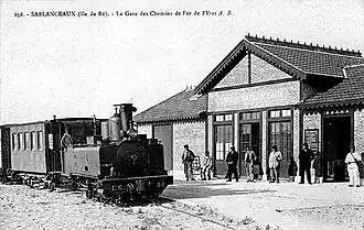 Corpet-Louvet (no&nbsp;610-1894) Chemins de fer économiques des Charentes, en gare des Sablanceaux sur l'île de Ré.