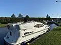 Bateau stationné devant l'écluse