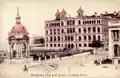 L'immeuble du Hong Kong Club de deuxième génération et la statue de la reine Victoria&nbsp;(en) vers 1905.