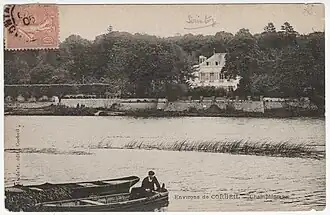 Photographie des terrasses de l'ancien château de Champlatreux, fin XIXe, vue du quai de halage en face.