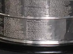 Photographie couleur de la Coupe Stanley gravée des noms des joueurs 2008-2009 des Penguins