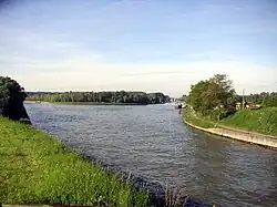 Jonction canal du Nord et canal de la Sensée.