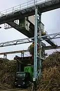 Chargement d'un cachalot sur le site de l'ancienne usine de Beaufonds.