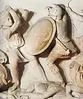 Soldat macédonien postant un casque phrygien sur le sarcophage d'Alexandre le Grand.