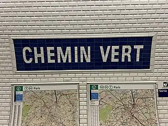 Faïence murale incorporant le nom de la station.