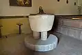 Les fonts baptismaux en granit.