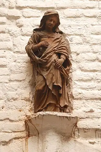 La statue de la Vierge qui ornait le fond de l'impasse avant sa disparition en 2011.