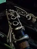 Voici le corps supérieur de la clarinette professionnelle américaine (système Albert). Remarquez également qu'il n'y a que 3 clés latérales alors qu'il y en a généralement 4 dans la clarinette si♭ moderne du système Boehm.