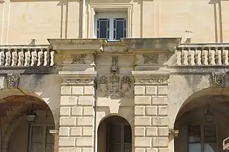 Monogramme royal du roi de France Henri IV, entouré de deux cornes d'abondance, au château de Fontainebleau.