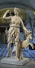 « Artémis (Diane) de Versailles ». Léocharès. Transposition hellénistique du IIe&nbsp;siècle en marbre d'un bronze réalisé vers 330. Restaurations de Barthélemy Prieur