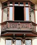 La fenêtre en bow-window avec un décor gothique.