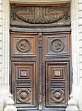 Portes extérieures de l'hôtel sur la rue François Miron, avec ses vantaux concaves[14].