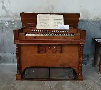 Ancien harmonium.