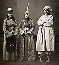 De gauche à droite, trois femmes des environs de Damas : une paysanne ; une femme druze ; une femme mariée de Damas.