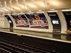 La station Europe et ses écrans LCD.