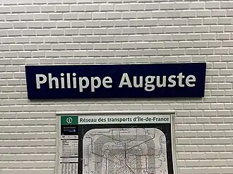 Plaque émaillée indiquant le nom de la station.