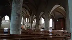 Intérieur, vue du bas-côté.