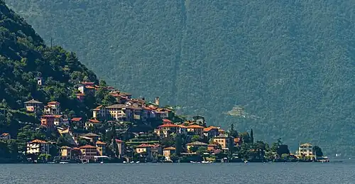 Vue de Laglio depuis un ferry.